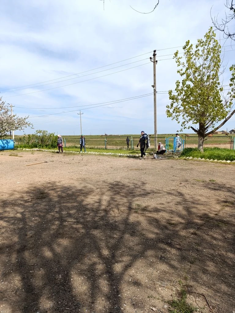 Сегодня в школе  прошёл субботник по уборке пришкольной территории, в котором приняли участие обучаю