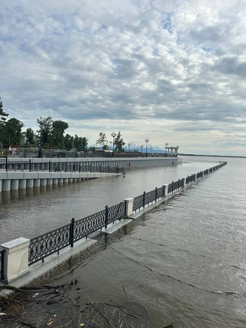 🌊 Амур затопил нижний ярус набережной в Хабаровске

Уровень Амура сейчас примерно на два метра выше