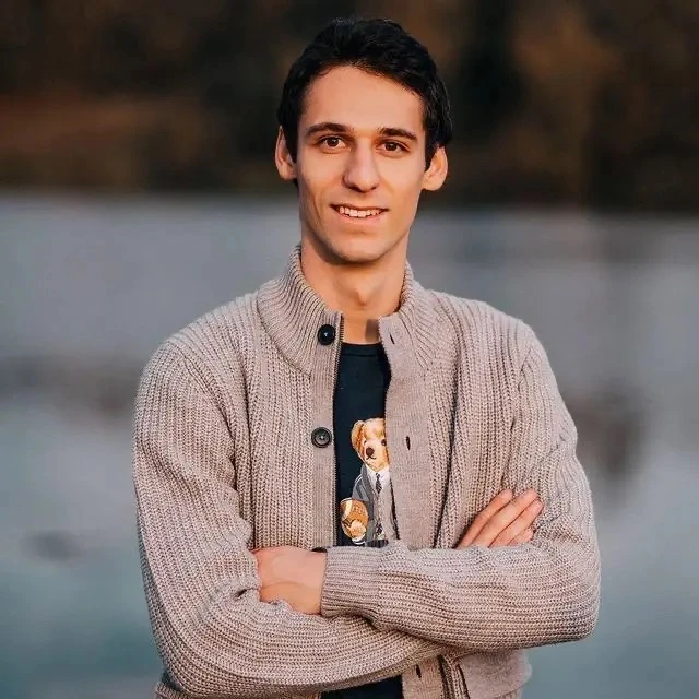 📊 Школа — главная головная боль всей семьи. 

Мамы устали, дети летом забрасывают дневник куда пода
