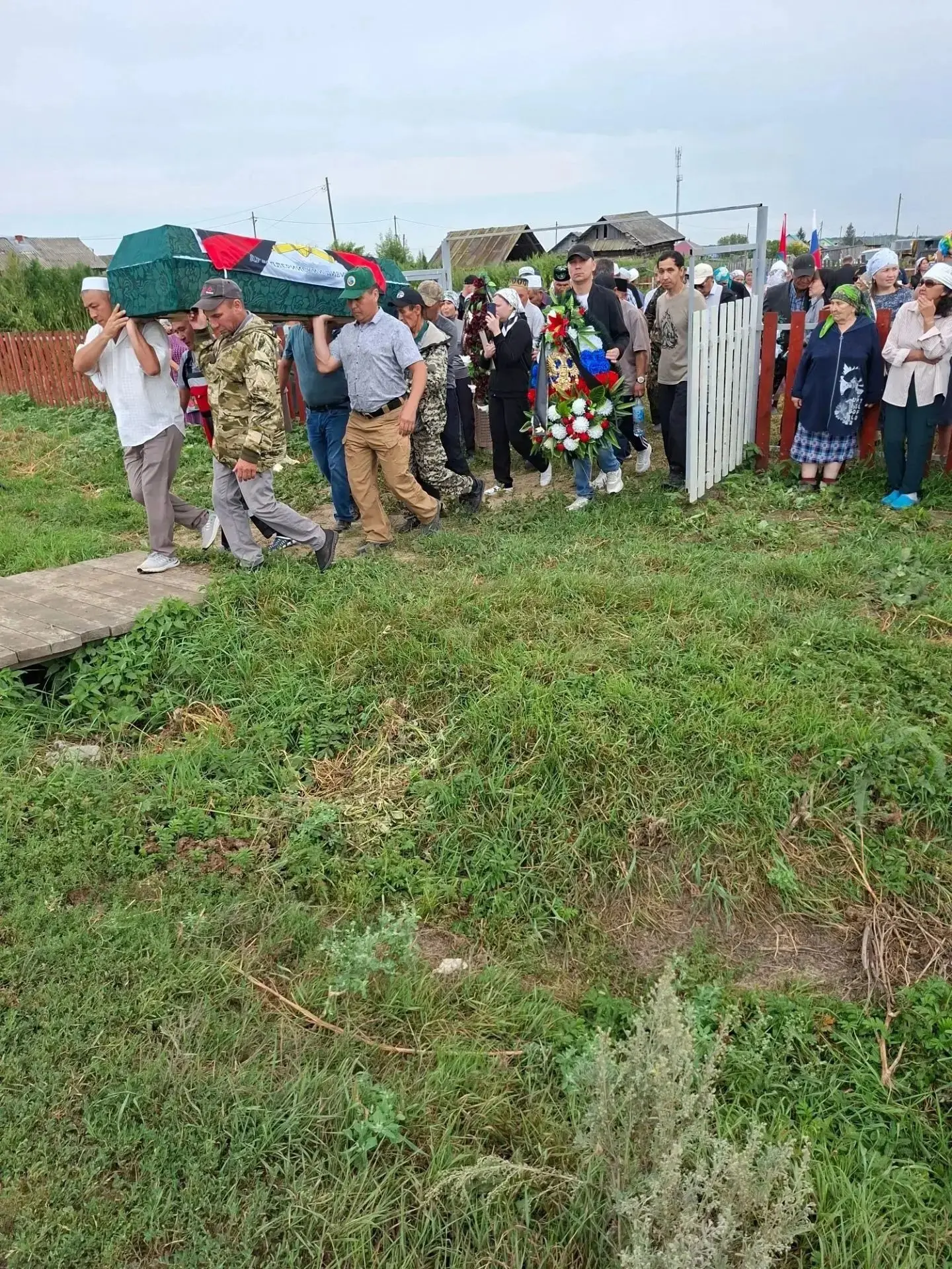 В д.Второсалинская прошло прощание с Хайдаровым Рафаэлем Рашидовичем 🙏🏼
 
Родился 14 сентября 1993