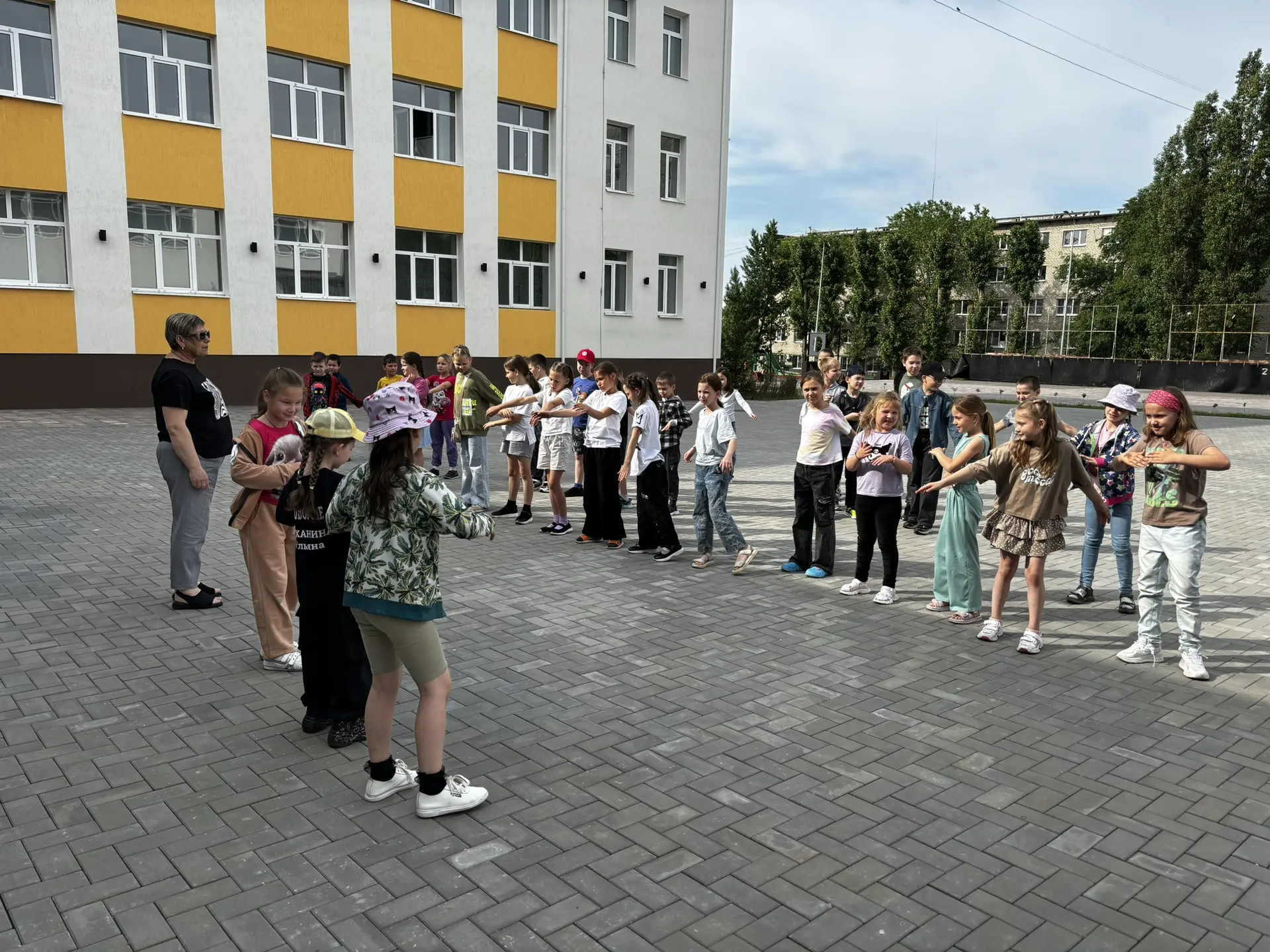 🤩 Время настоящих лидеров!

Сегодня в нашем лагере был особенный день — мы изучали трек Орлёнок-Лид