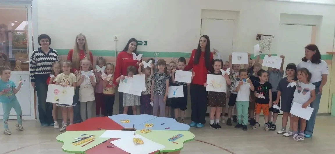 Сегодня в нашем детском саду прошёл тёплый и яркий тематический день — к нам приходили студенты Шарь