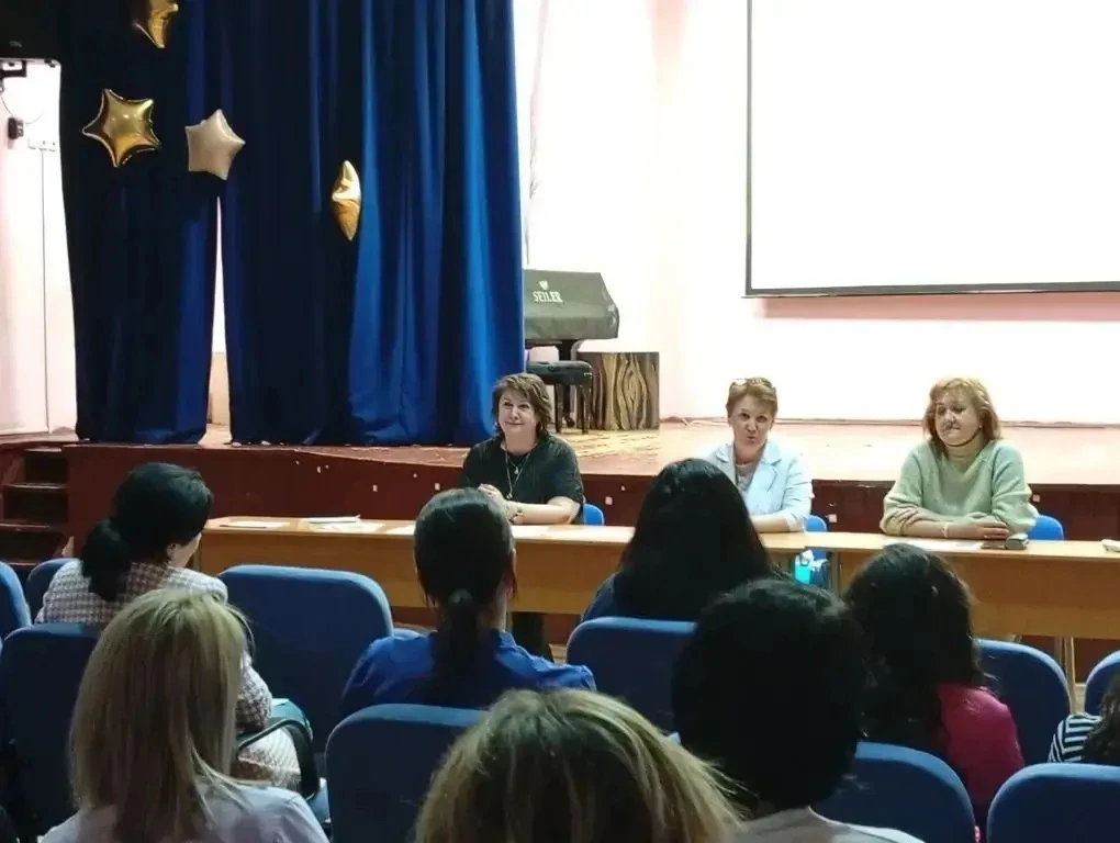 ✨ Вчера состоялась встреча с родителями будущих десятиклассников.

👩‍🏫 Администрация школы во глав