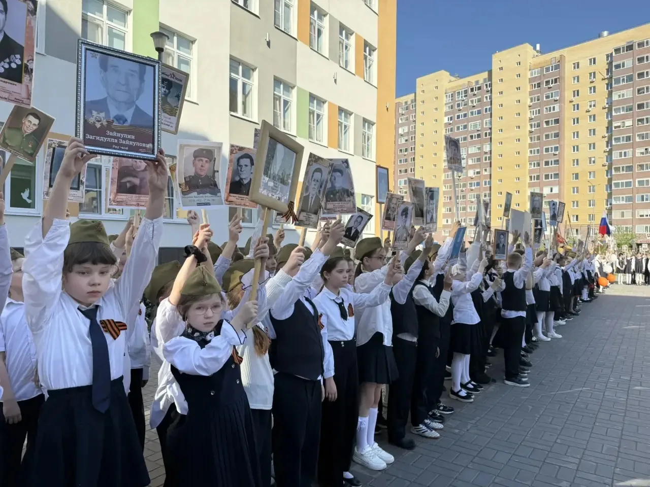 БЕССМЕРТНЫЙ ПОЛК: ПАМЯТЬ, КОТОРУЮ МЫ НЕСЕМ С ГОРДОСТЬЮ🕊️

В нашей школе прошла особенная и трогател