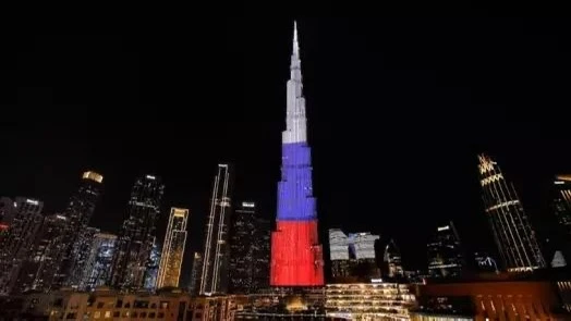 Флаг России вновь появился на фасаде Burj Khalifa в честь национального дня
Проекция государственног