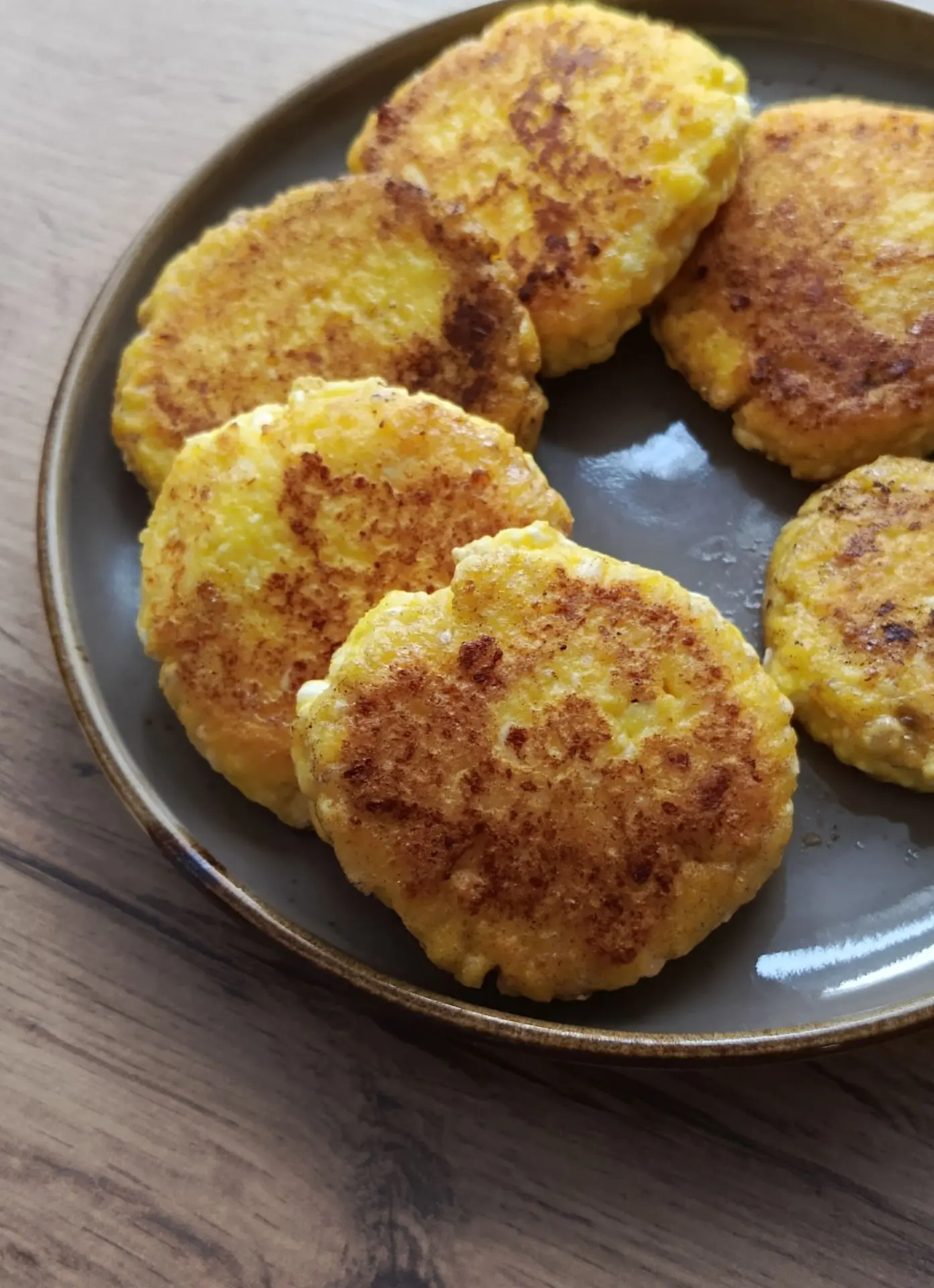 Девочки, у меня сырники были на завтрак со сметаной 😋и красный бархат с мелким разделили🙌