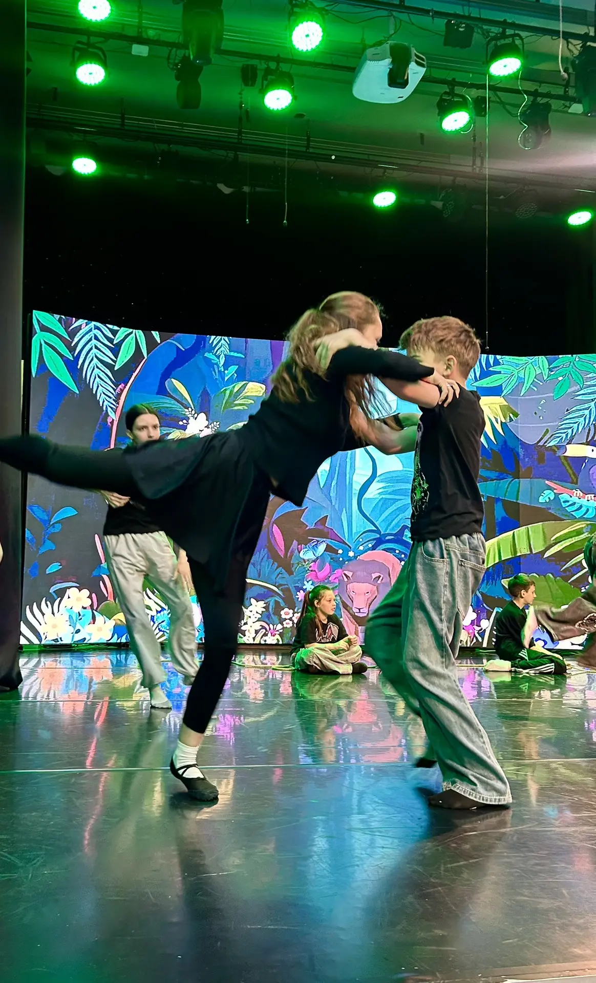 В ТЮЗе кипит работа: репетиции спектакля «Маугли» в самом разгаре! 🎭🌿

Артисты, режиссеры и вся по