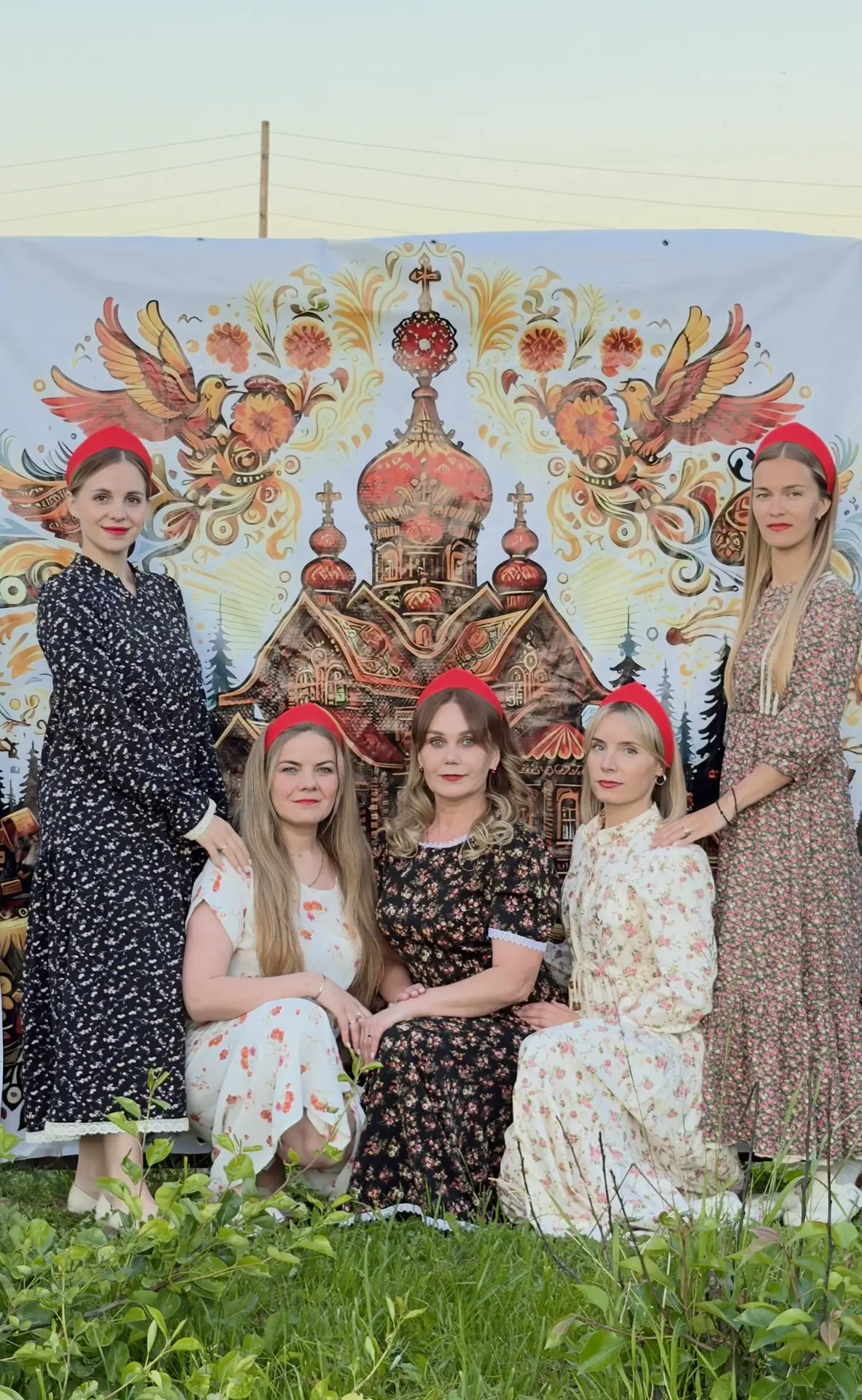 Начиналось все так по бомжатски 😀 а закончилось все так красиво 😍 

Как вам наши образы ?

В 6:00 