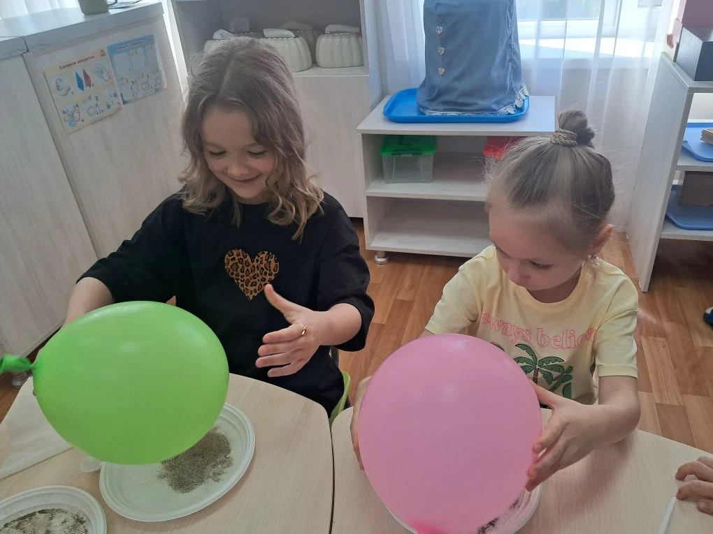 В группе "Кораблик" дети познакомились с понятием "статическое электричетво". Опыт по отделению соли