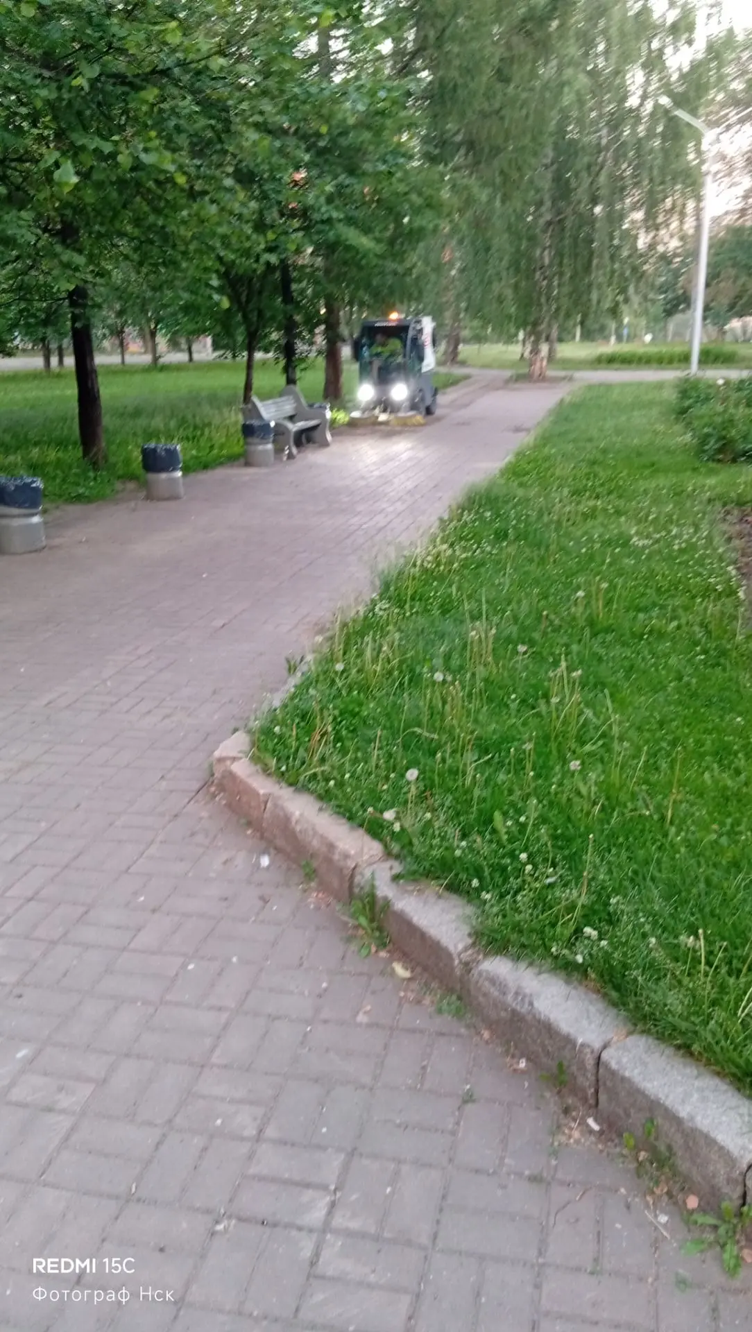 Вот так чистят сквер Чаплыгина. Начали наводить порядок это хорошо.