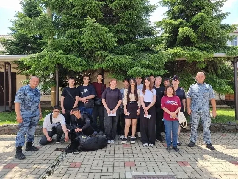 Студенты провели один день с полицией России в Белореченском линейном отделе 

В преддверии Дня Росс