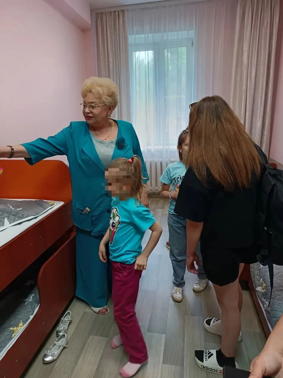 Дети вернулись домой: Уполномоченный по правам ребёнка Оксана Хлякина встретила ребят в Липецке вмес