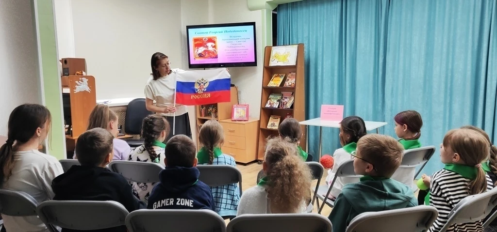 🇷🇺 В преддверии Дня России в модельной библиотеке нашего города прошла игровая программа «Путешест