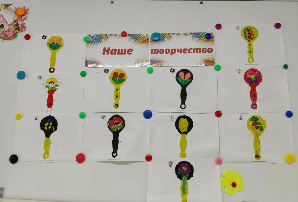 В группе "Матрешки"  продолжают  знакомиться с русским народным промыслом. Изучили историю появления