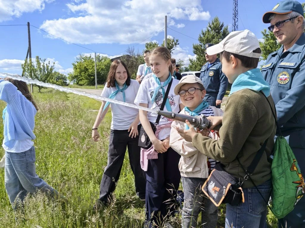 Ребята из 4го  отряда лагеря "Муравейник" побывали на экскурсии в пожарной части 33.  Дознаватель ОН