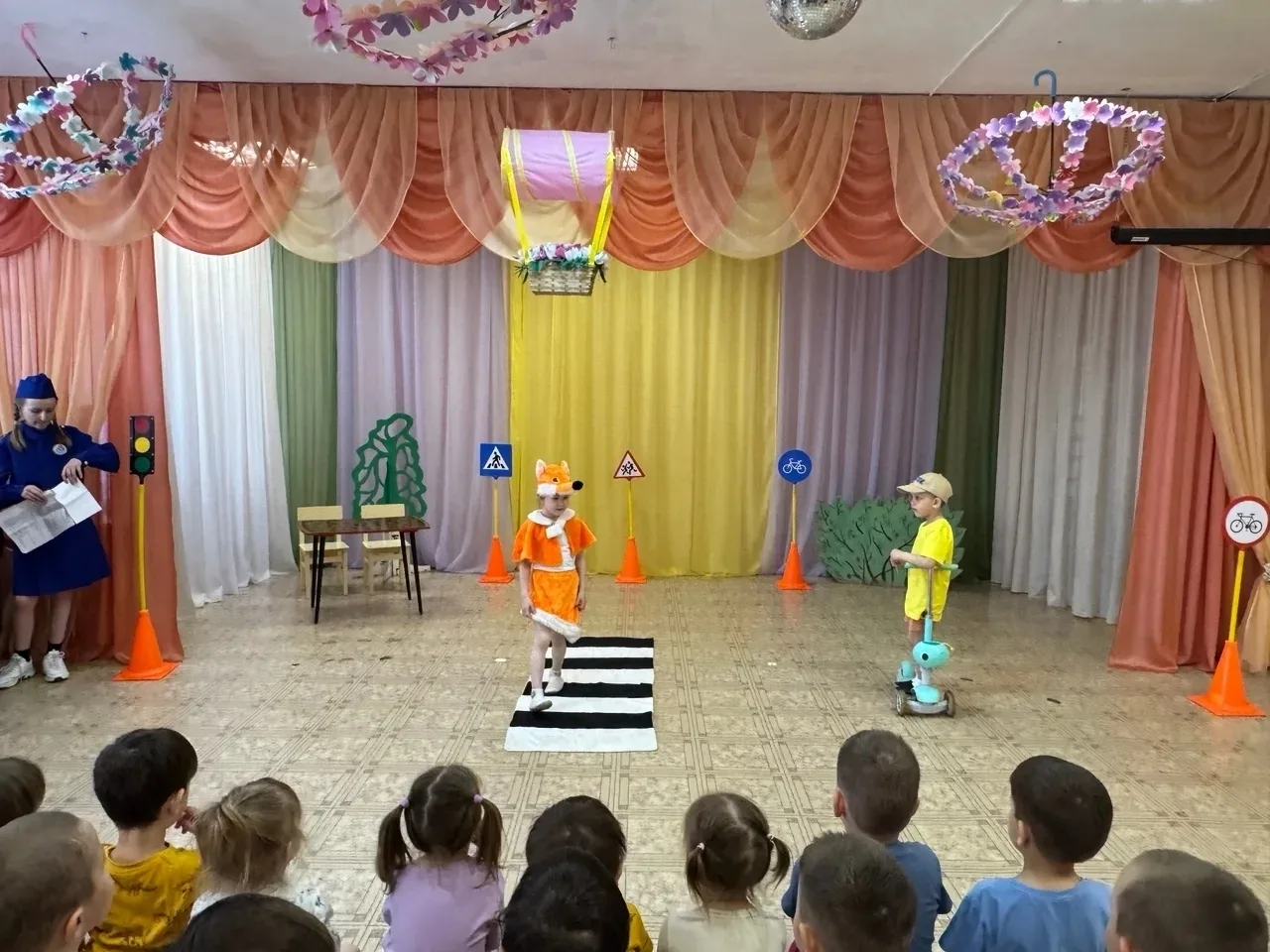 🚦 В детском саду прошло театрализованное представление по ПДД для детей младшей и средней групп 👧�