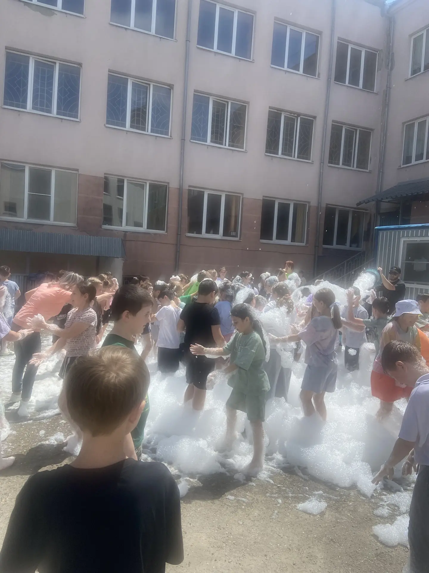 Сегодня в нашем любимом пришкольном лагере «Родничок» случилась настоящая ПЕННАЯ ФЕЕРИЯ! 🎉

Если вы