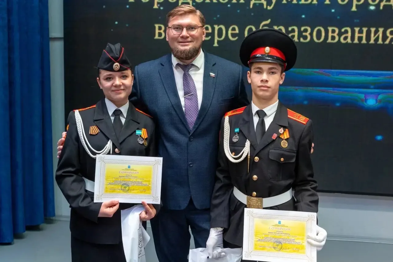 🎉 Гордость нашей школы: Дарина Чупрова и Леон Корзун получили премии Городской Думы! 

🌟Великолепн