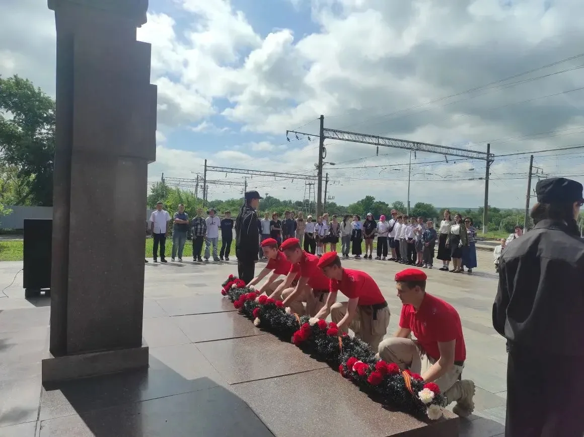 Память о человеке, давшем имя нашему округу 🕯️

Сегодня утром в селе Солуно-Дмитриевское прошёл мит