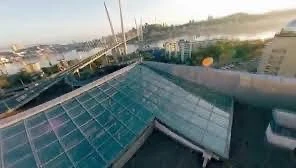 Во Владивостоке подростки массово оккупируют крыши высоток ради опасного контента в соцсетях.
Жители