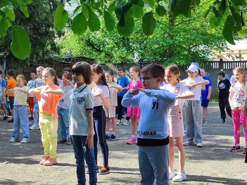 Лето, улыбки и новые впечатления!

Очередной день летней тематической площадки в нашей школе пролете