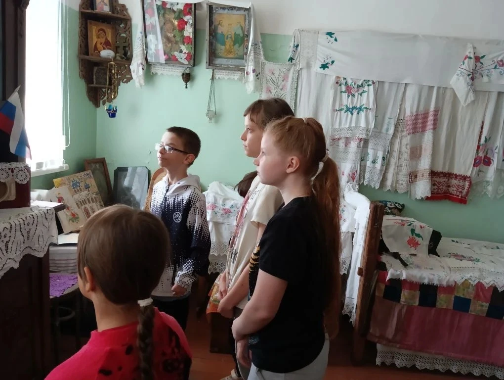 Летний отдых продолжается. Сегодня дети посетили школьный краеведческий музей. С интересом слушали о