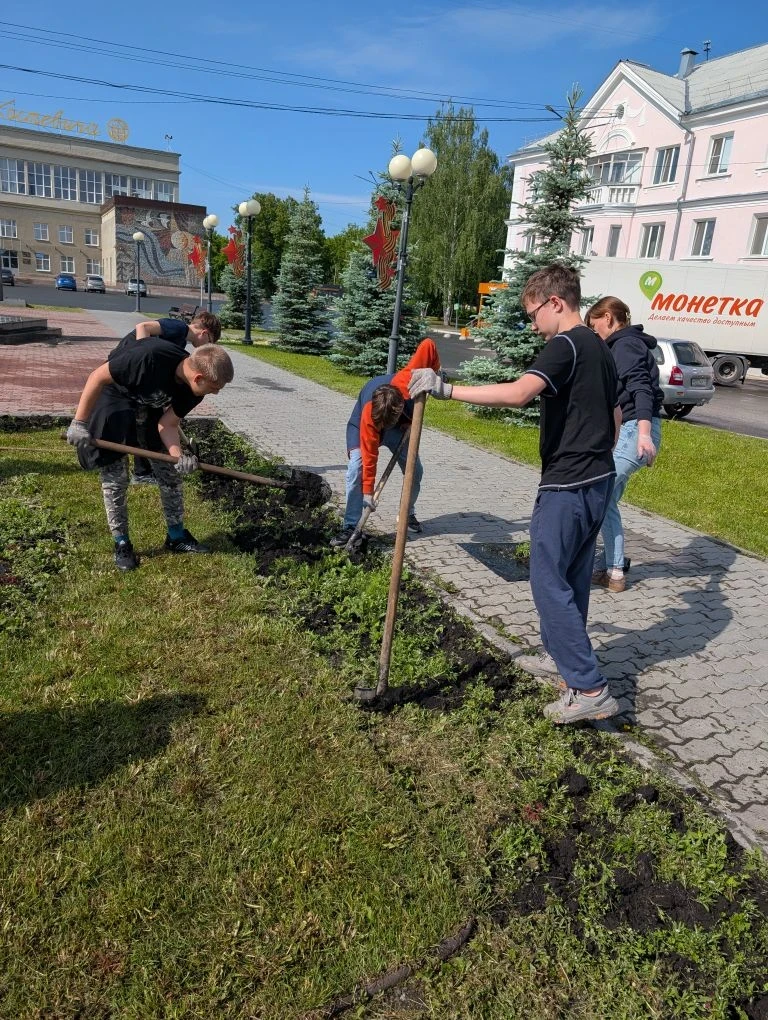 🌷Четвёртый день в лагере труда и отдыха!☀️

Сегодня наши ребята пропалывали Аллею памяти мотозаводц