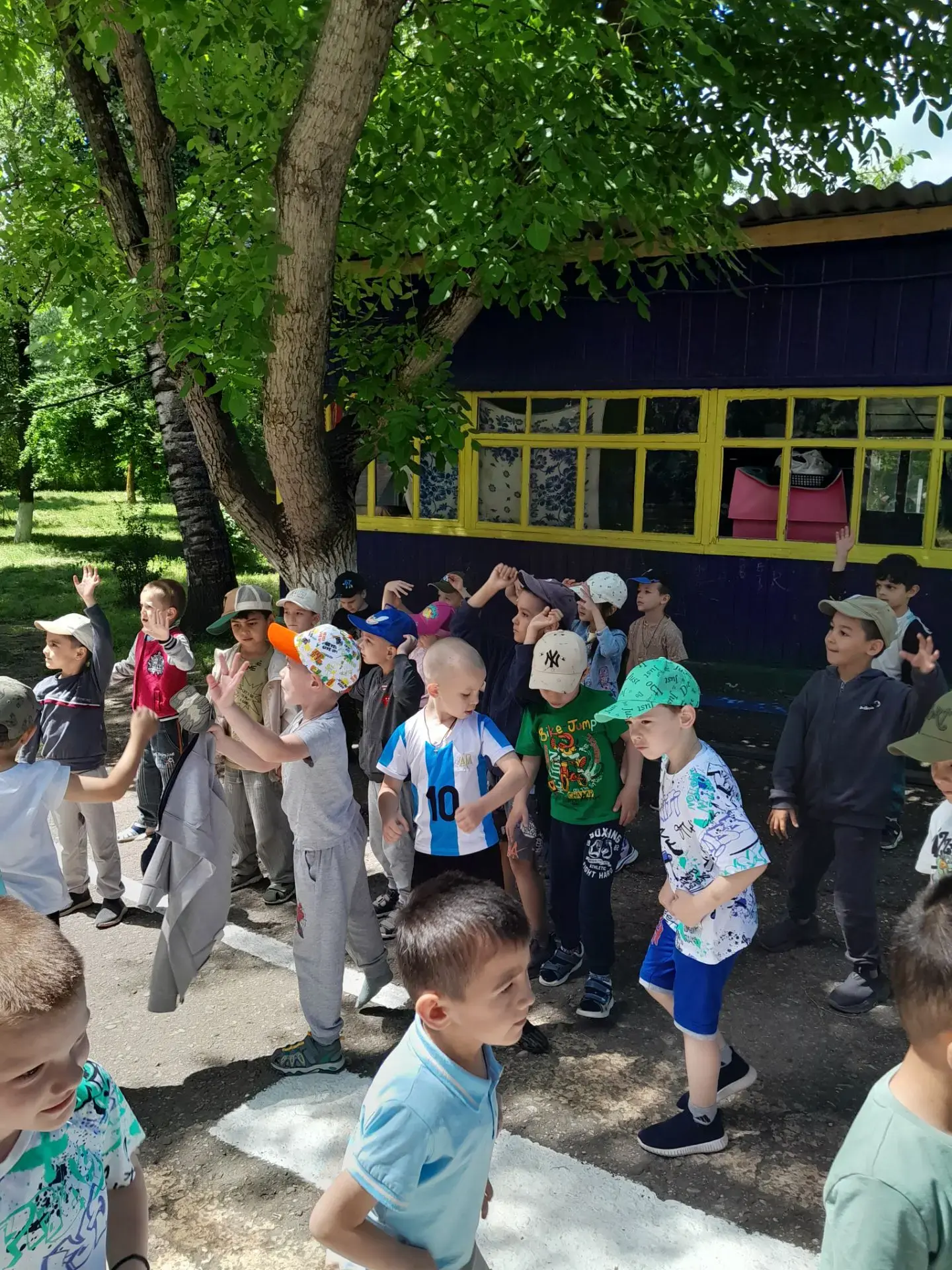 Сегодня в нашем детском саду прошел необычный и увлекательный праздник — День Ветра! 🌬️🍃

Основной