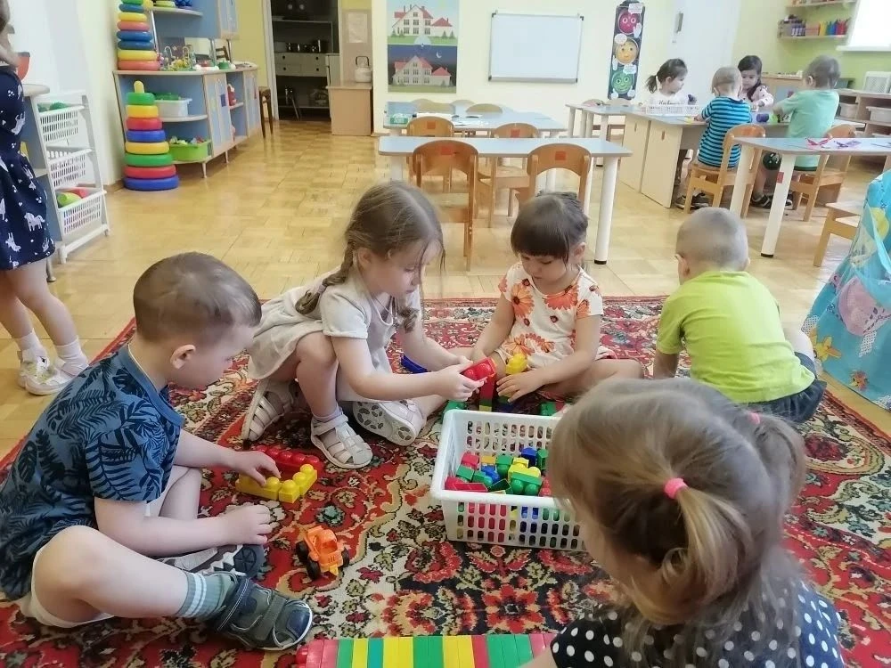Детки в группе #Капелька любят играть с конструктором. Ребята уже умеют самостоятельно строить прост