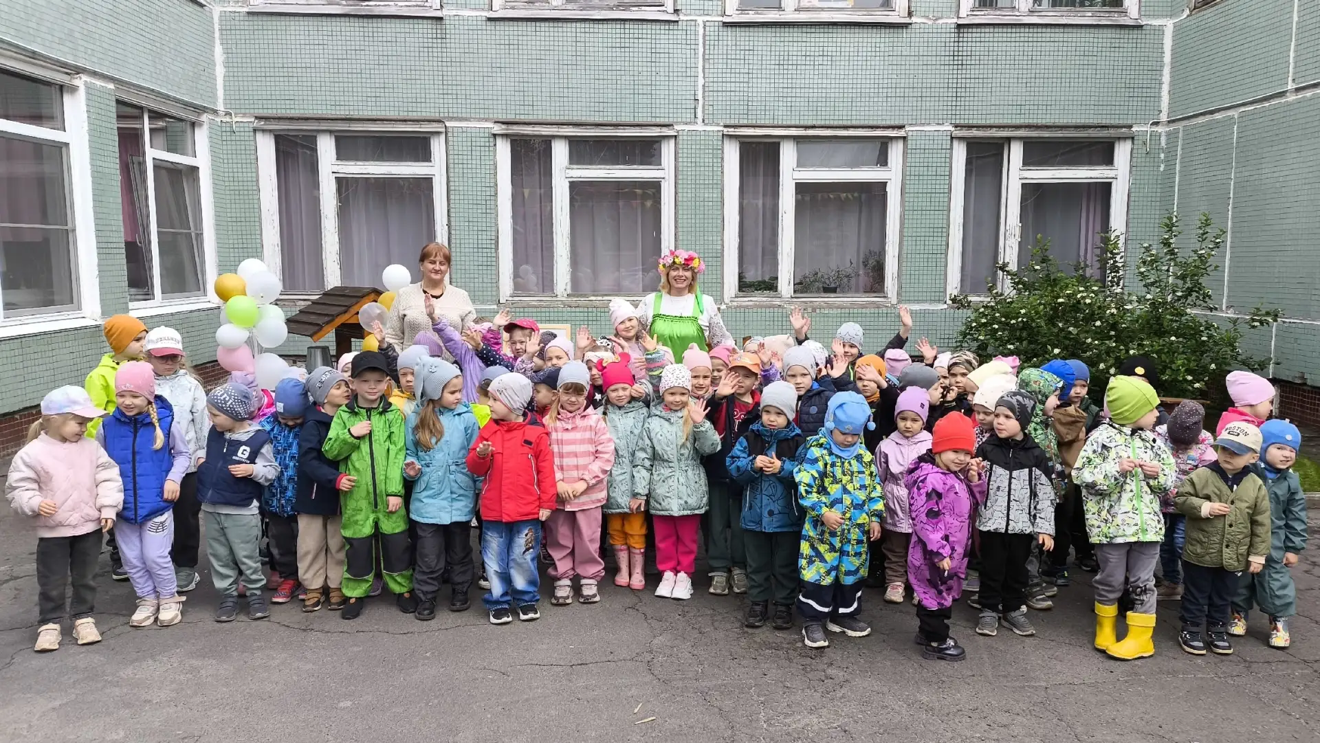 В День защиты детей начинается лето,
Пусть теплом и добром будет детство согрето.
Будет много в нем 
