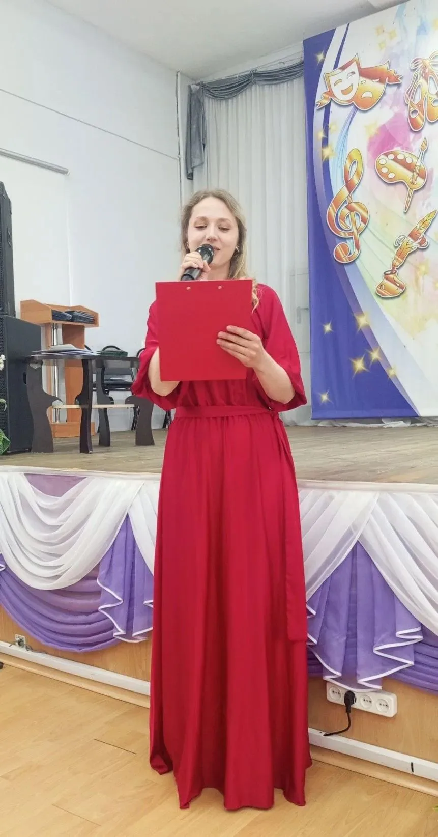 ✨Вручение свидетельств на отделении дополнительного    образования.
✨28 мая в концертном зале школы 