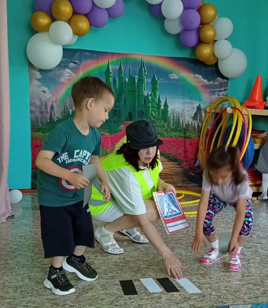 Добрый вечер! Сегодня у нас День дорожной грамотности.🚦🚗🚌
Провели физкультурный досуг "Азбука без
