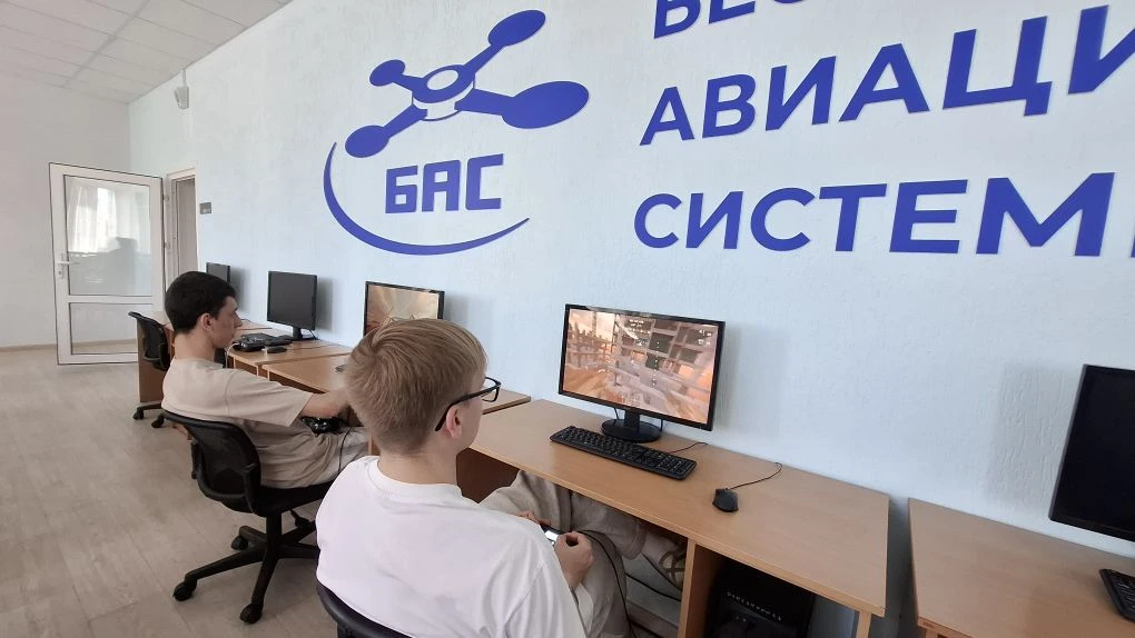 ⚡ Привет, команда!

Хотим представить вам  операторов БПЛА нашей команды — настоящих мастеров неба, 