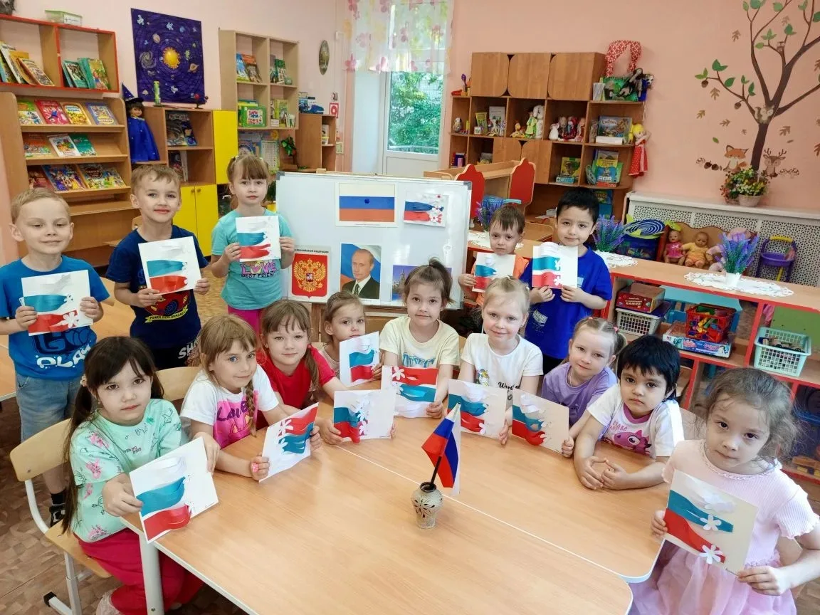 Сегодня в группе «Светлячки» прошло увлекательное занятие по аппликации на тему «Флаг России». Ребят