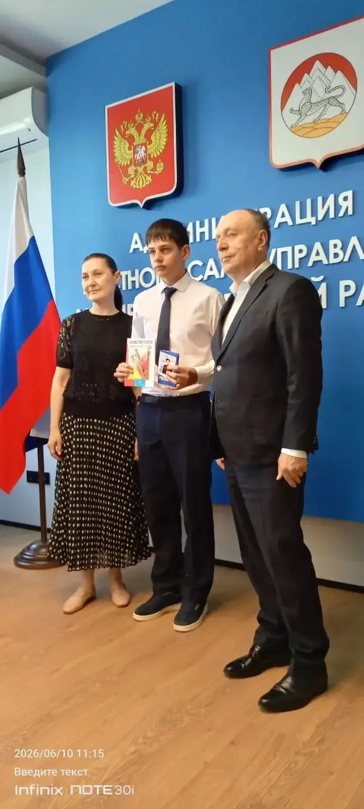 🇷🇺Вручение паспортов ко Дню России 🇷🇺

Учащимся 8а и 8б класса нашей школы торжественно вручили 