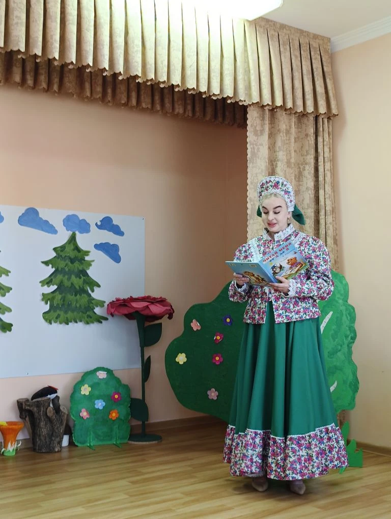 Сегодня в театре " Маскарад"  для малышей из групп "Курочка Ряба" и "Три медведя" ребята из группы "