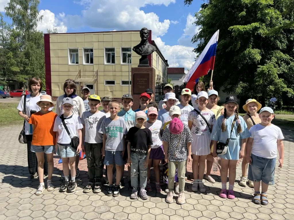 Лето — пора ярких событий и путешествий, поэтому для воспитанников летнего школьного лагеря была орг