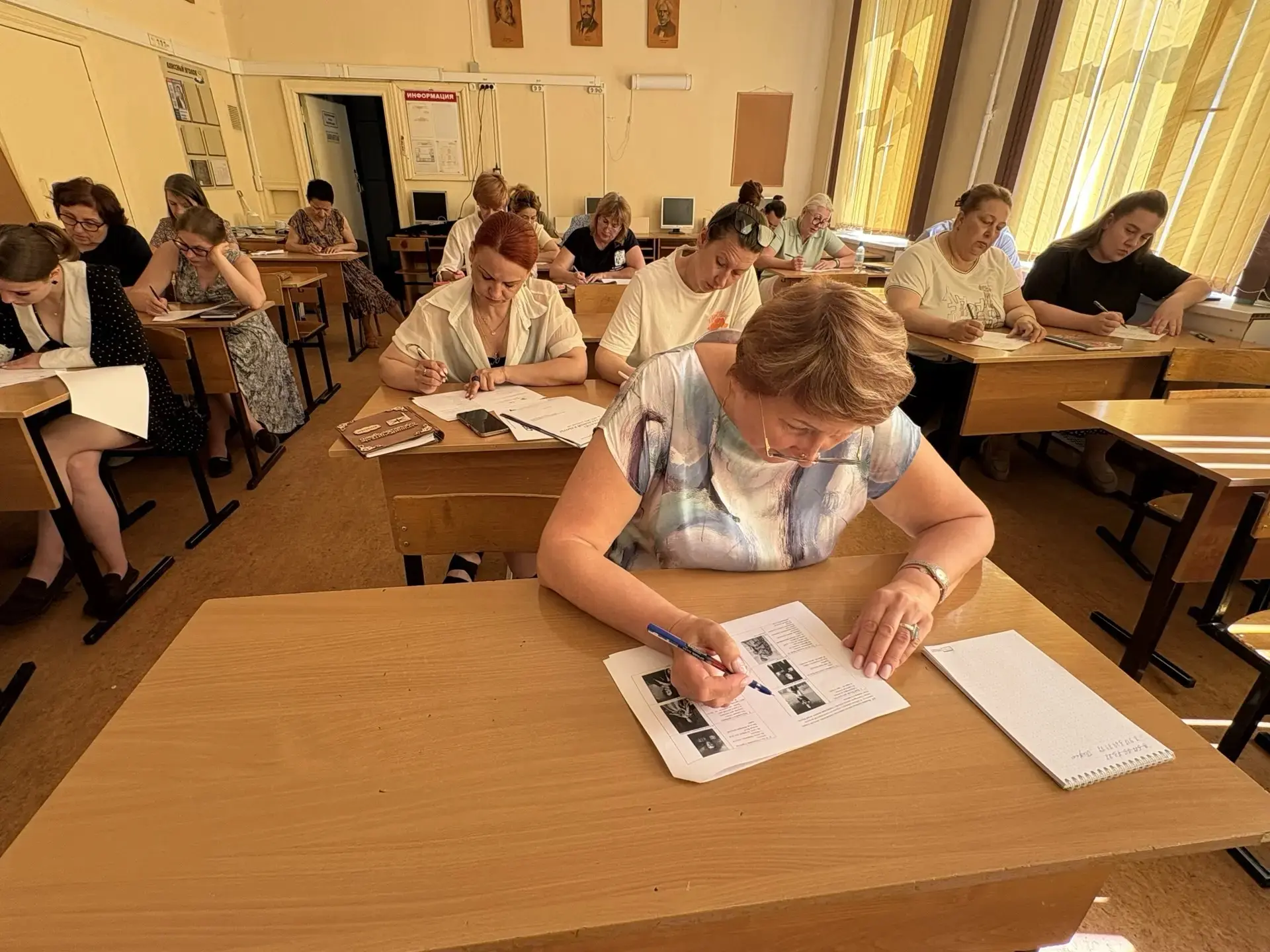 За парты — самые строгие ученики! 📚✍️

Сегодня в нашей школе тишина стояла особенная. Нет, это не к