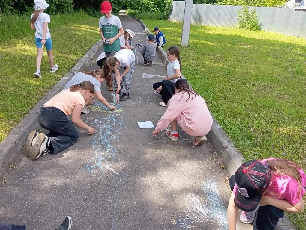 🌿 Наш мир в ярких красках! 🎨

В преддверии Дня эколога в школьном лагере «Солнышко» прошёл творчес