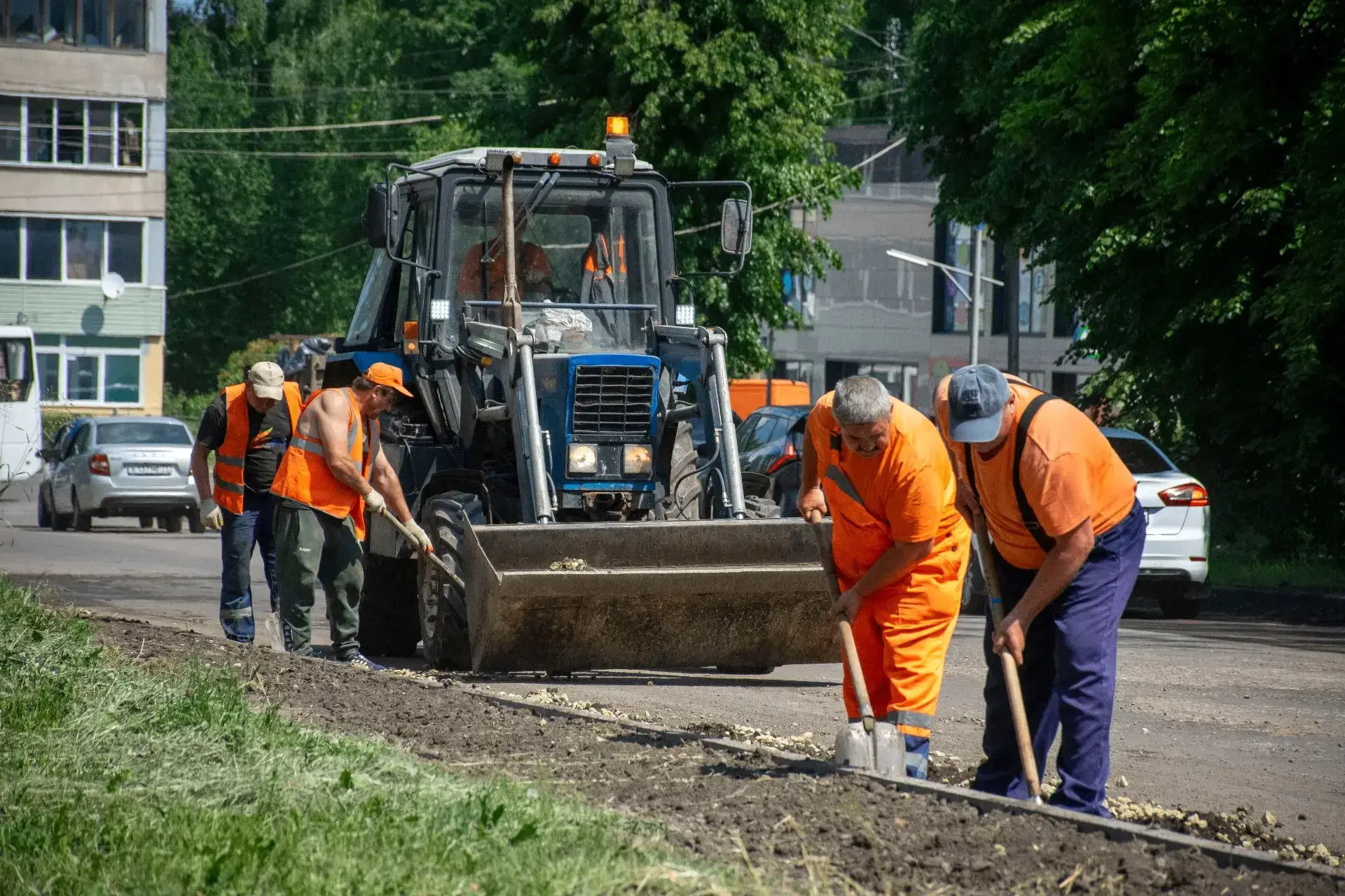 Продолжаем планомерно обновлять дороги района. Сейчас работы идут сразу на нескольких объектах, и ка