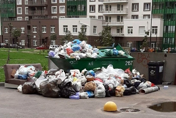 В Мурино, Кудрово и Буграх начнут эвакуировать мешающие мусоровозам машины

В районах с плотной заст