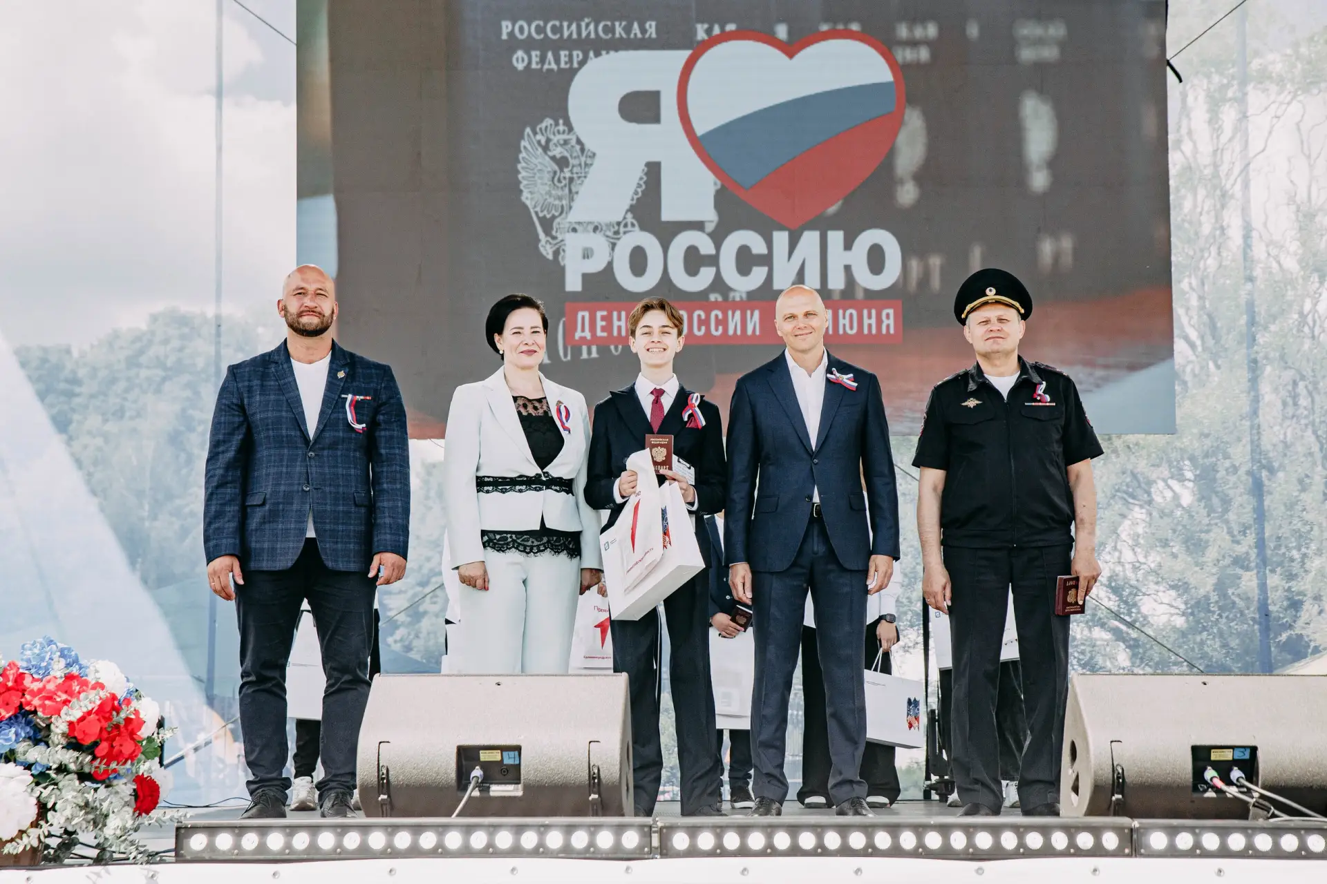 Среди 15 школьников, получивших свои первые паспорта на празднике в День России – четыре лицеиста: М