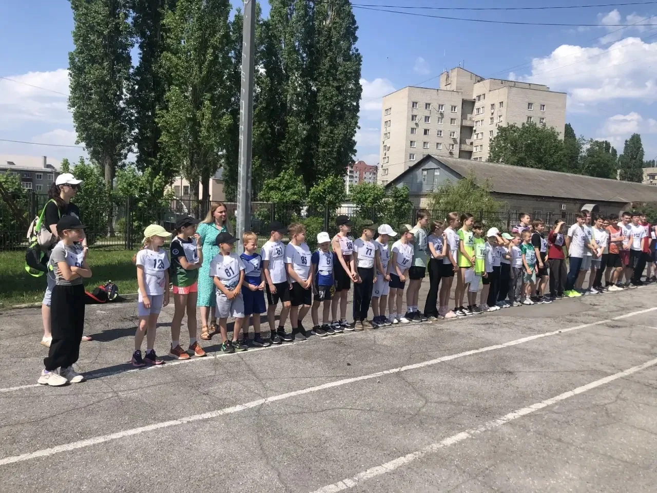 Сегодня спортсмены СШОР № 9 приняли участие в сдаче нормативов ГТО. 
Несмотря на жаркую погоду, ребя