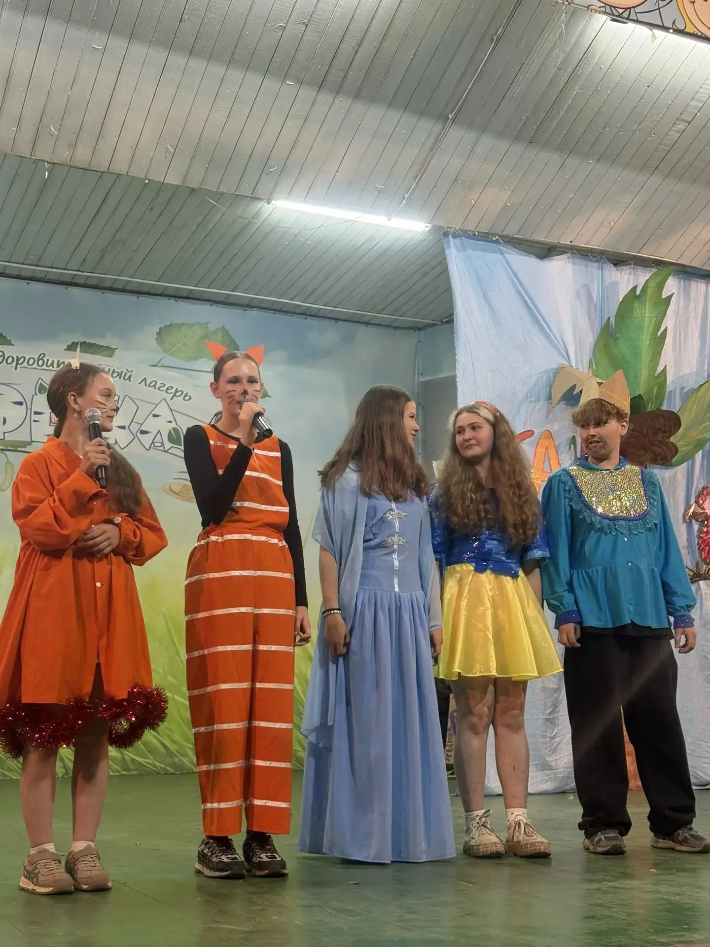 Всем дорого времени суток! 
В лагере у нас было мероприятие "Модные сказки".
На нëм ребятам нужно бы