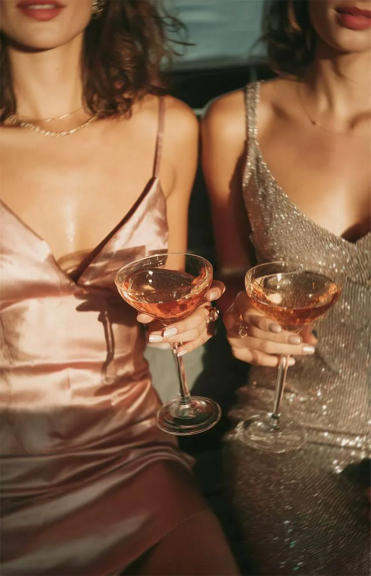 😎🥂 Нашли приятную акцию: безлимит на игристое и пенное с понедельника по четверг 

💰1500₽

Четыре