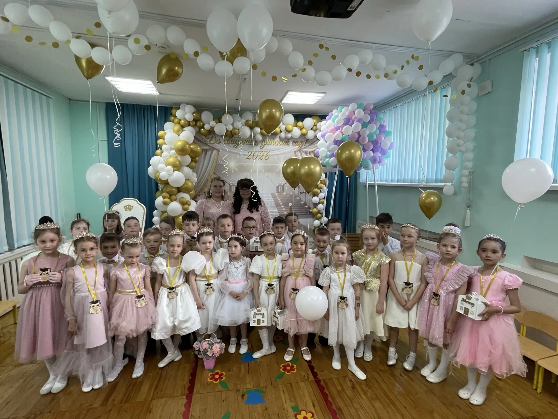 Наши «четвёрочки» прощаются с садиком 🎓

На той неделе у нас прошли выпускные. И один из самых свет