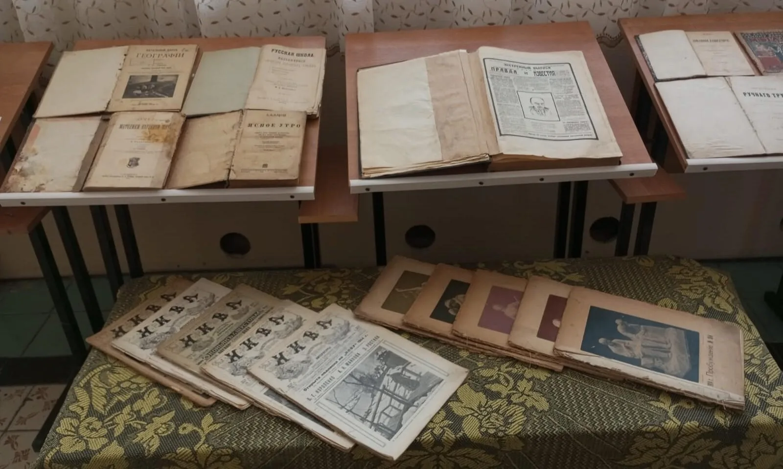Дорогие друзья! Откройте дверь в прошлое на выставке старинных книг и учебников! Представьте: вы бер