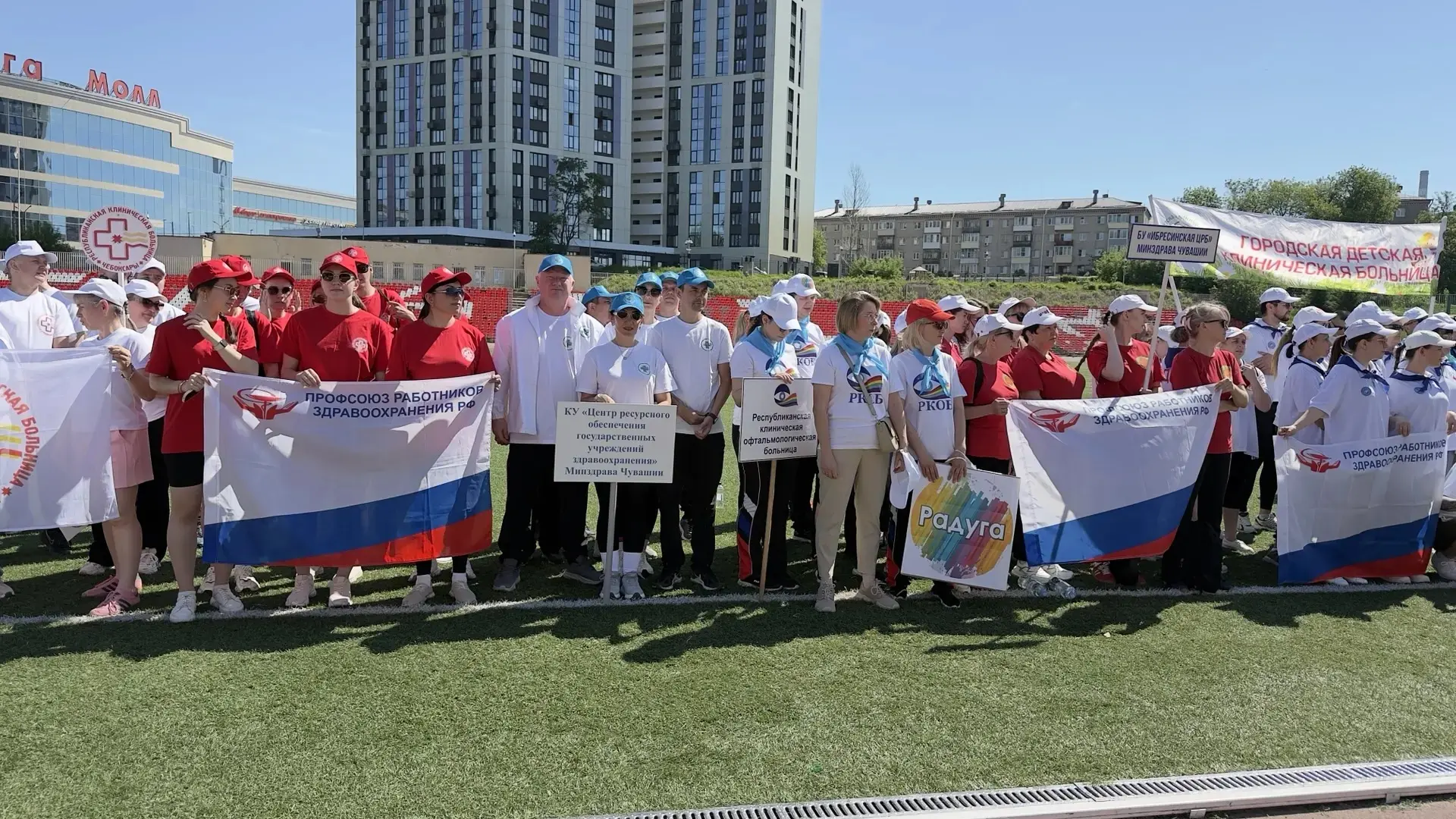 Сегодня на стадионе «Спартак» прошел спортивный праздник в честь Дня медицинского работника, собравш
