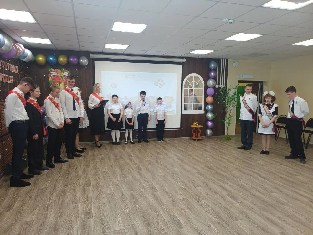🔔🔔🔔Последний звонок

💐Сегодня в нашей школе состоялся торжественный концерт, посвященный праздни