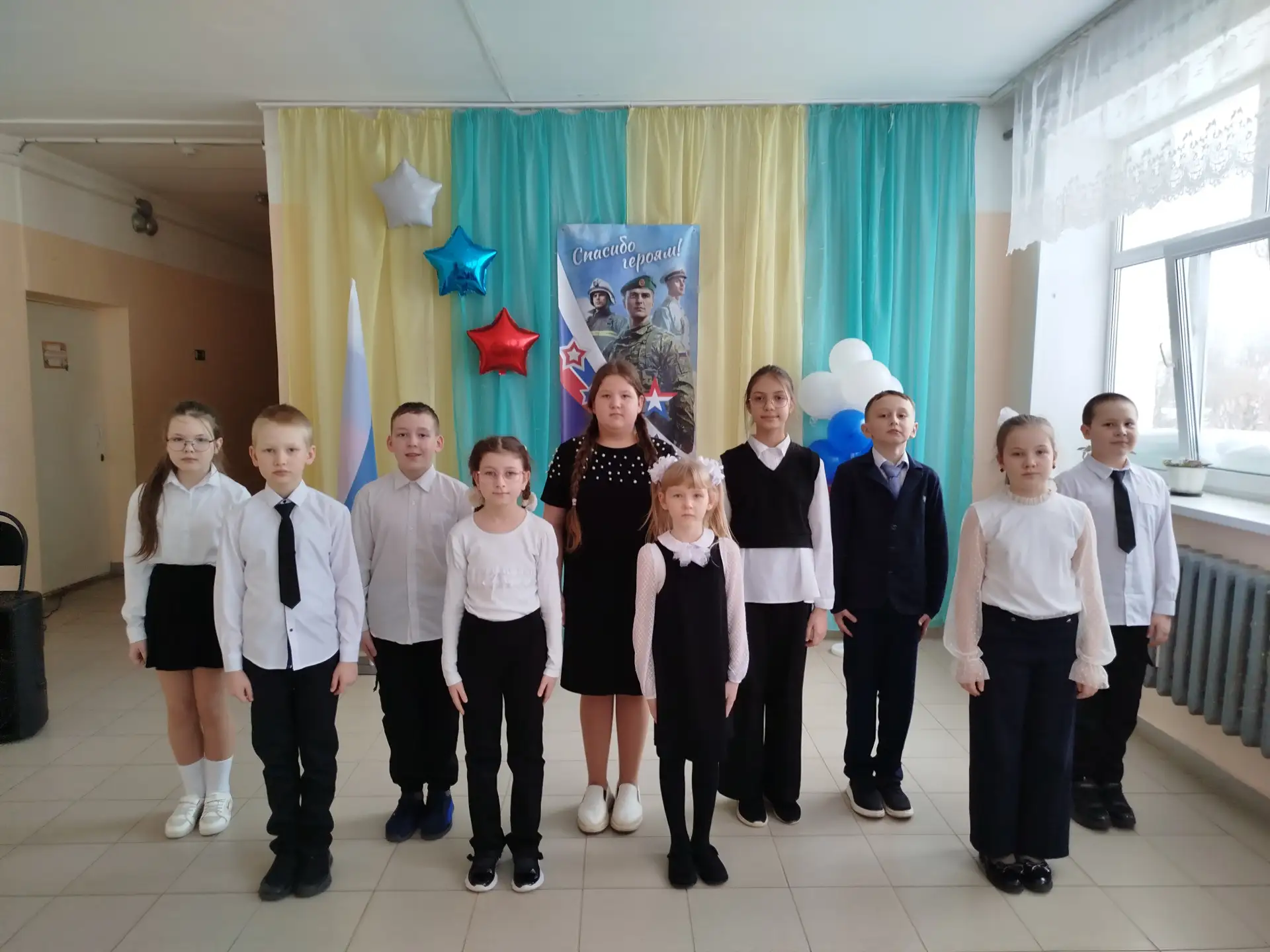 Выступление младшего хора на конкурсе чтецов "Честь и слава защитникам!"